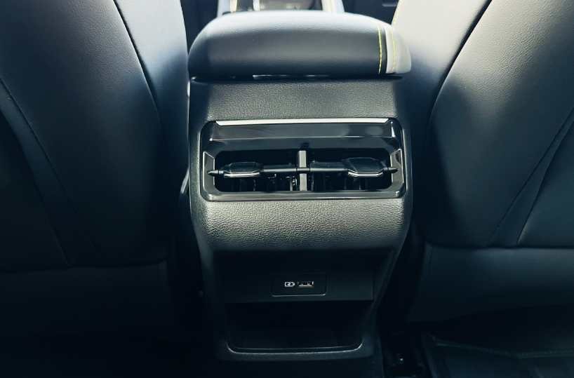 Geely Coolray Mid Option